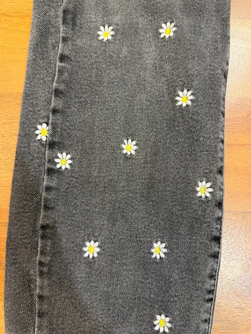 stradivarius Vintage Black ’Mom Slim’ Jeans w/ Daisy Embroidery Size 8